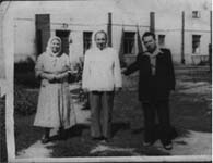 Слева направо: Лысенко (Половик) Анна Харитоновна, Лысенко Павел Тимофеевич, Лысенко Евгений Тимофеевич. 

Фото сделано летом 1955 г. в Гомеле.