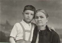 Дараган (Половик) Марфа Харитоновна с неизвестным мальчиком на руках.