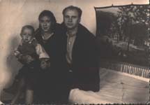 Слева направо: Лысенко Евгений Тимофеевич, неизвестная, Лысенко Евгений Тимофеевич.

Фото сделано около 1957 г. вероятно в г.Гомеле.