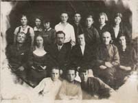 Группа людей. Вторая слева во стором ряду — Горбунова (Лысенко) Анастасия Тимофеевна.