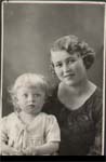 Лысенко (?) Мария с дочкой Лидой. Справа — оборотная сторона с подписями.

Фото сделано 11 июня 1939 г. в г. Иркутске.