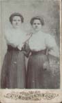 Слева - Лысенко (Половик) Анна Харитоновна, справа - Дараган (Половик) Марфа Харитоновна.

Фото сделано в Иркутске в десятых годах ХХ века.